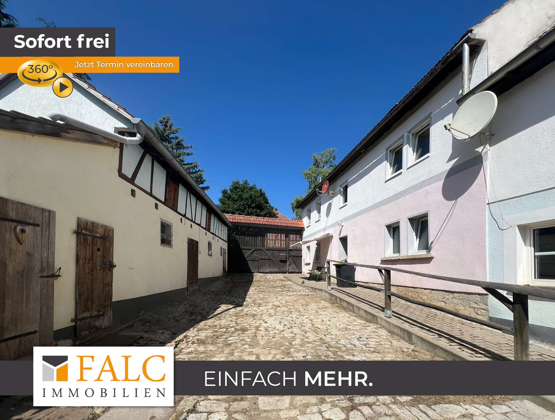 Hof, rechts Wohnhaus, links Nebengelass